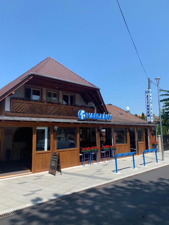 Bed and Breakfast Hableany Etterem, Pizzeria Es Vendeghaz Balatonmáriafürdő Exterior foto